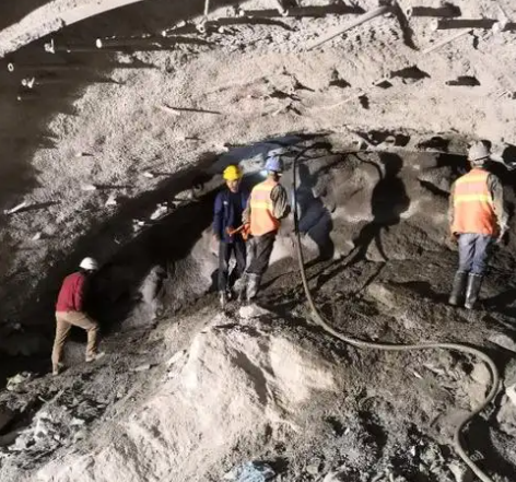 复兴隧道拱顶带模注浆料，微膨胀注浆料的特点及施工工艺